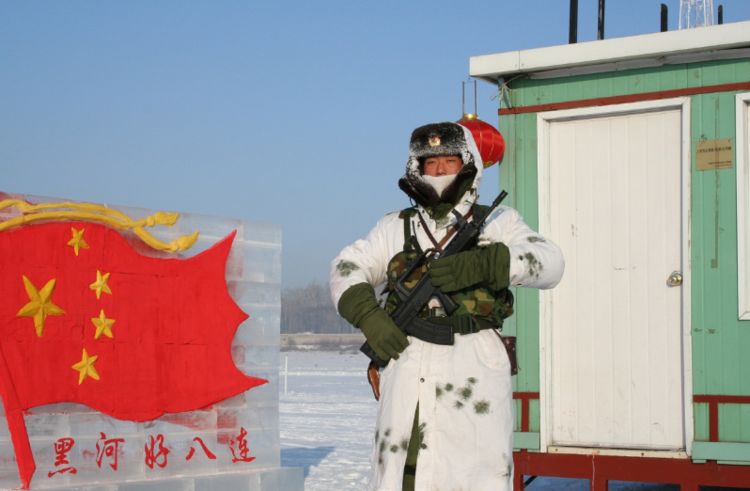 手握一杆钢枪身披万道霞光, 他守卫在边防线上, 为我们伟大祖国站岗!