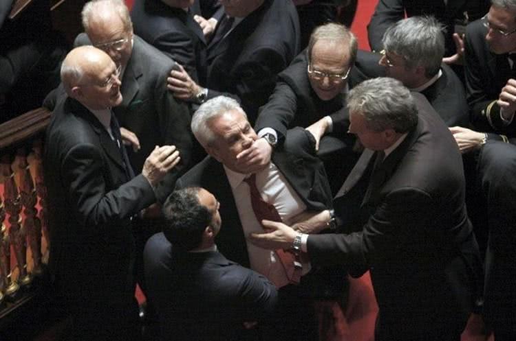 议会打架哪家强?扒衣，扔鸡蛋，有的趁乱占便宜