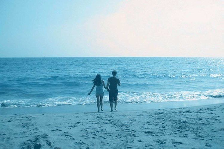 半夜加班回家,卧室传来老婆撒娇声,推门看到那