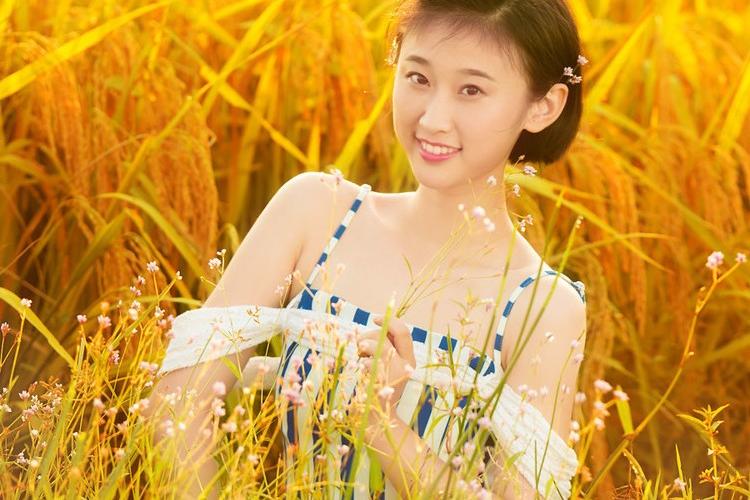 金色阳光下的清新美女小姑娘!