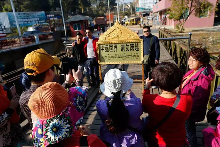 这里是中国与缅甸的交界处，缅甸人随处可见，女人们最想嫁中国人