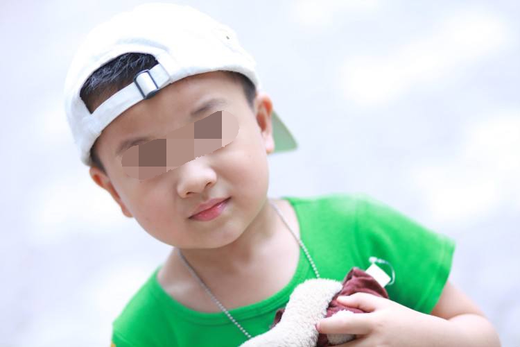 4岁女儿睡觉后,竟被醉酒父亲几巴掌打醒,得知