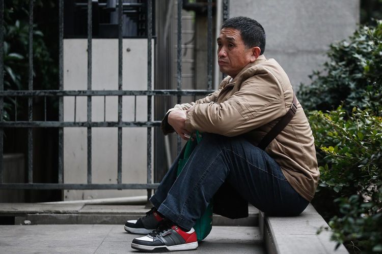 父亲向儿子借钱,却给父亲一张欠条,父亲回家打