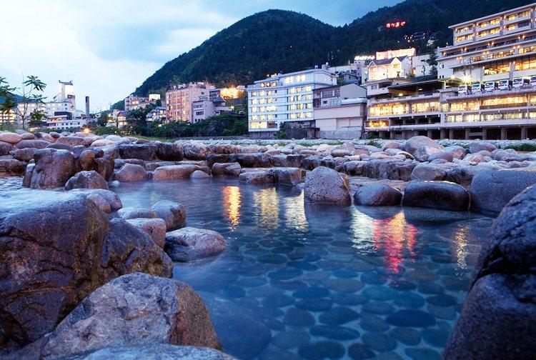 一泡到底, 寻觅日本六大温泉地
