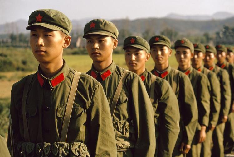 士兵们个个精神抖擞,英气逼人.