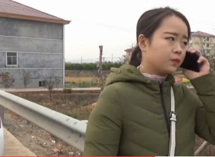 拜金女嫌弃相亲对象太穷当场离去,一个电话让