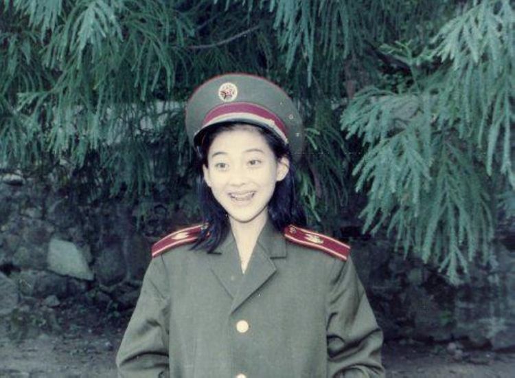 罕见:女星军装照!董洁中尉军衔!梅婷正排级!赵