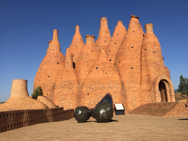 杨丽萍曾经造访过蚂蚁窝建筑主题公园，东风韵·云南·弥勒