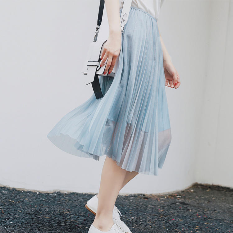 百褶裙怎么穿更好看?当然和T恤穿起来才般配