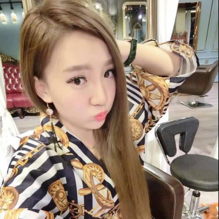 快手一姐官司缠身,将赔偿千万,直播卖惨,网友:活