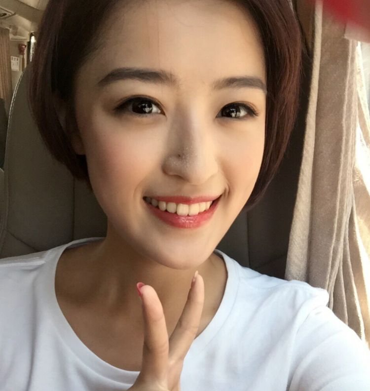 足球美女主持人杨茗茗,主持清新自然,优雅稳重,深受球迷爱戴