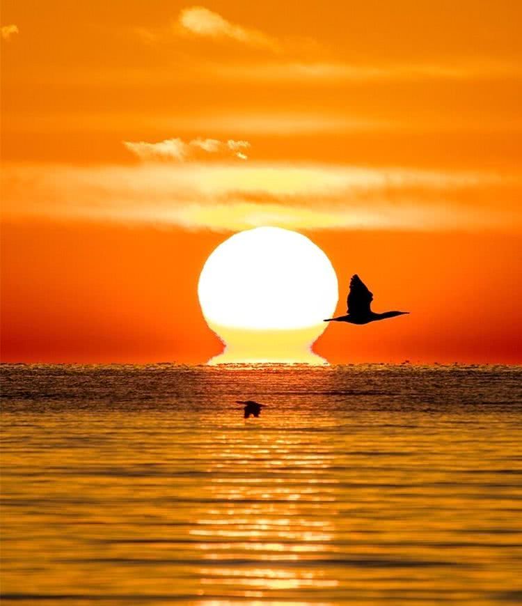 迎接第一缕阳光的人们,静静地等待 ,希望之光, 那么远 ,那么近