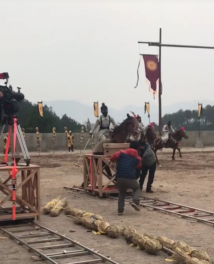 骑马的戏都这么拍了,有让人抬的,有直接骑人的