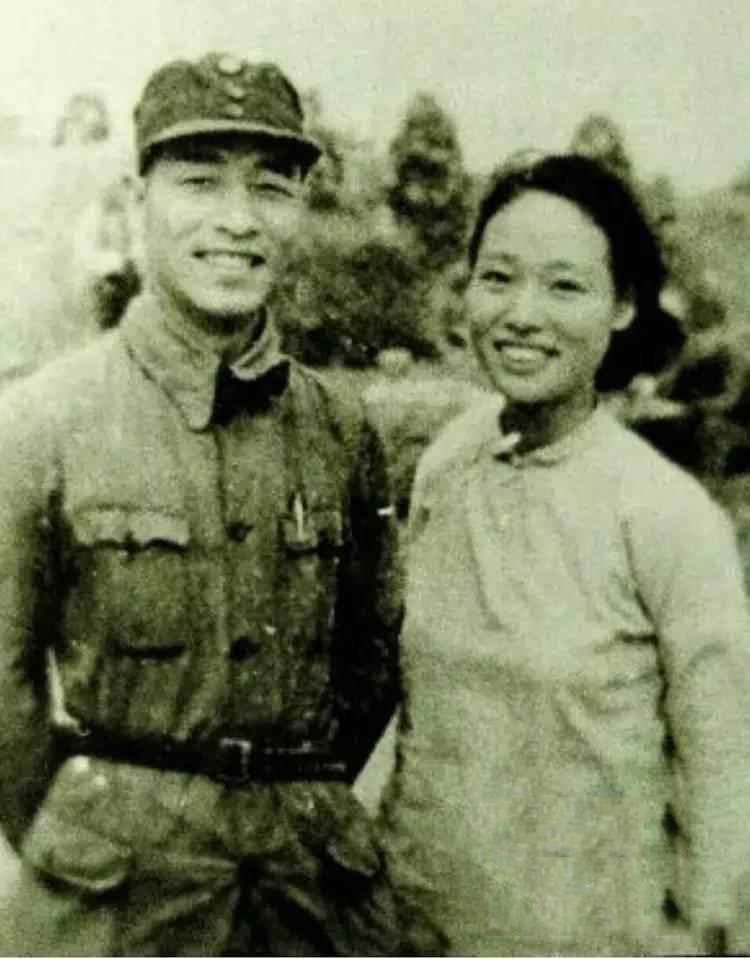 她27岁走完25000里,22年后去世,三上将为她抬