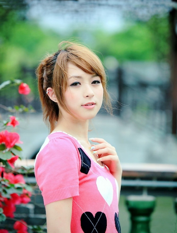 一个青春怡人,笑容甜美可爱的美丽女孩!