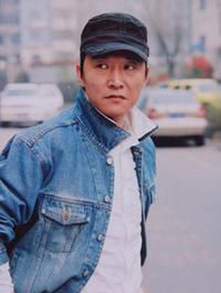农村学霸出身却从艺,凭《插翅难逃》豪哥走红,娶外国老婆很幸福