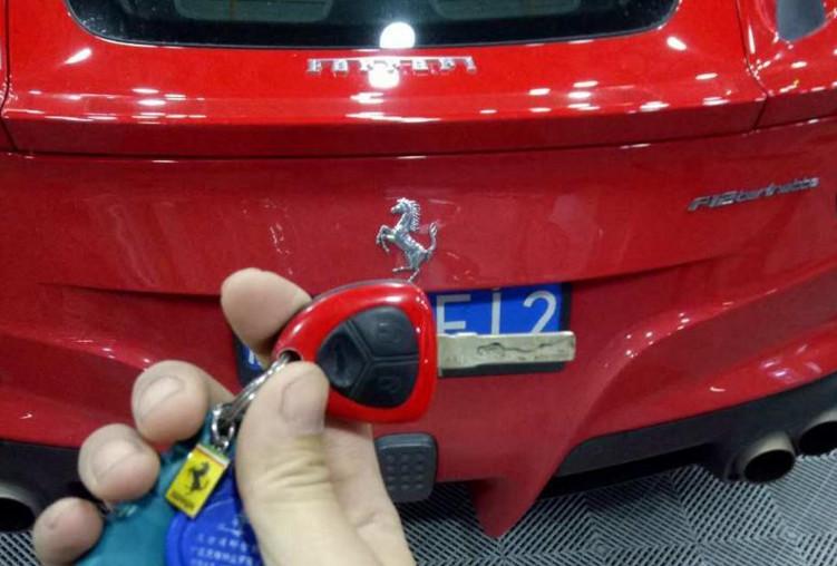 四年前花576万买法拉利f12,