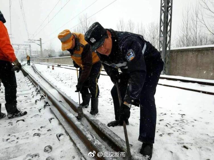 铲冰除雪,他们是街头最美的风景[心]