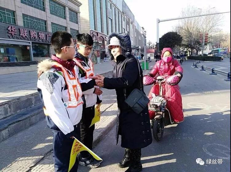 绿丝带小志愿者体验实践交警的辛苦工作活动掠