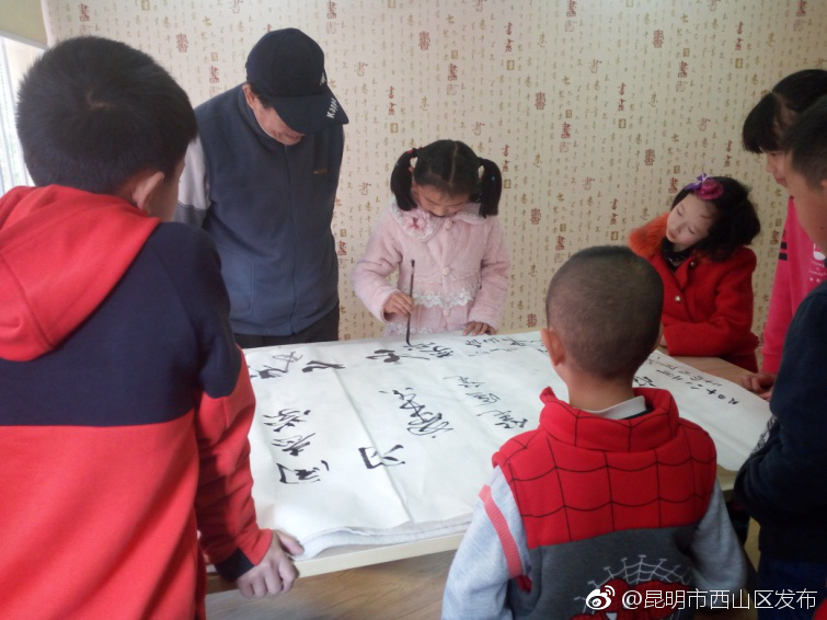 永宁里社区儿童之家学习书法活动