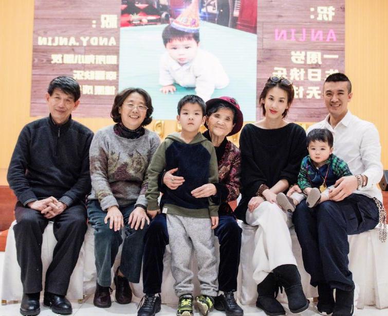 黄圣依为儿子庆生,二胎儿子正面照曝光,大儿子与杨子超级像!