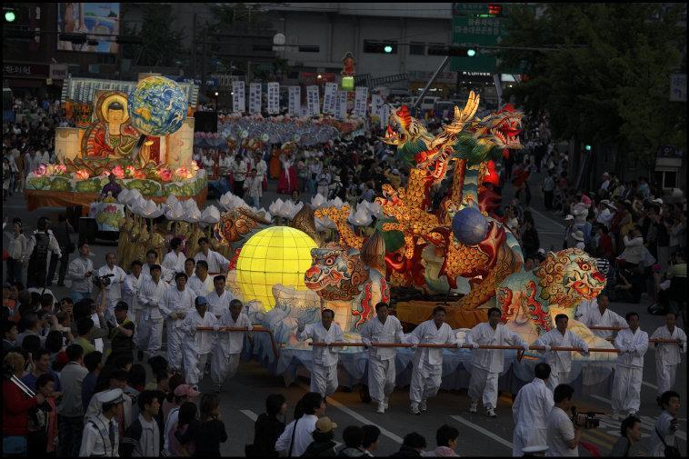 元宵节这天,韩国各地都会举行各式各样的节日活动.