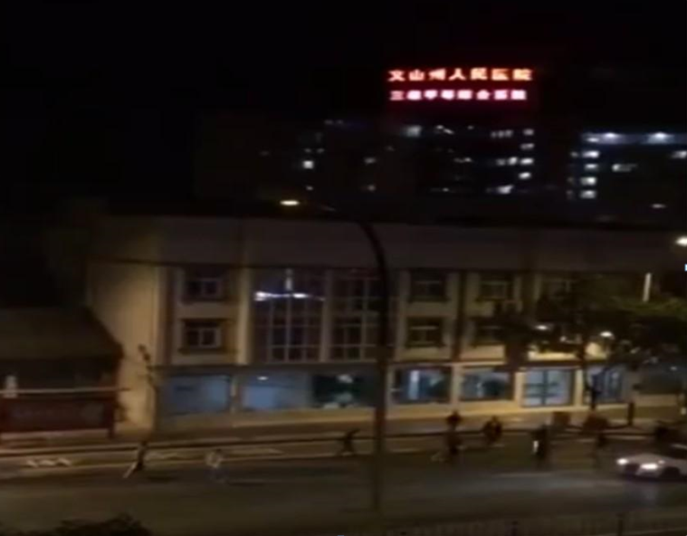实拍:云南文山深夜街头持钢管打架斗殴事件 网友:堪比