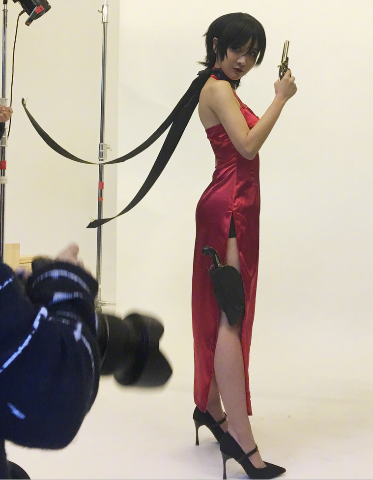 陈一发儿微博发工作照 神还原COS《生化危机》艾达王秀大长美腿