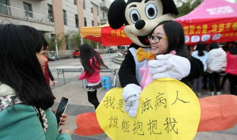 艾滋病女为报复狂睡300人,自查只需三步,平常