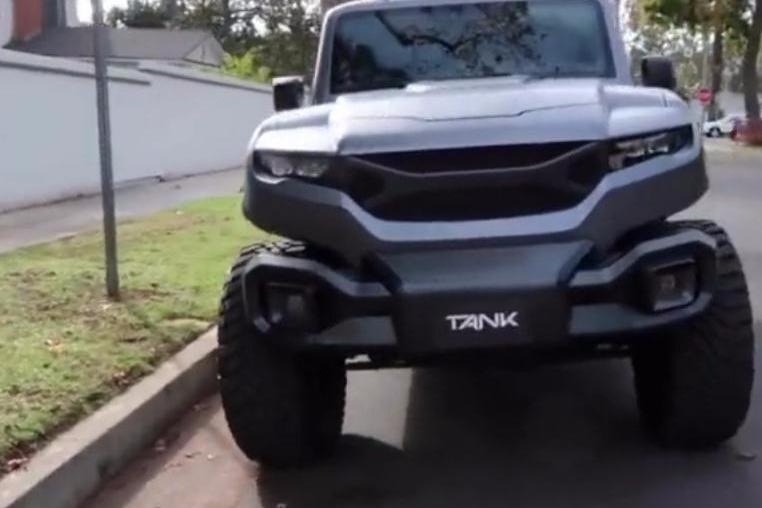 开着坦克SUV上街，看到路人的反应时才感觉100万花到位了！