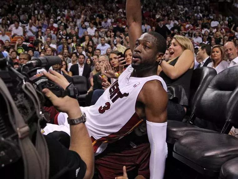 盘点nba球星的救球: 大帝最霸气, 奥尼尔最搞笑