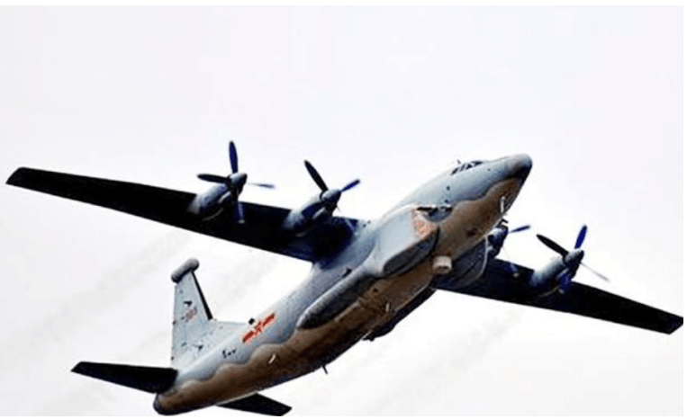 为英雄默哀,贵州军机坠毁,20多岁飞行员抛下两