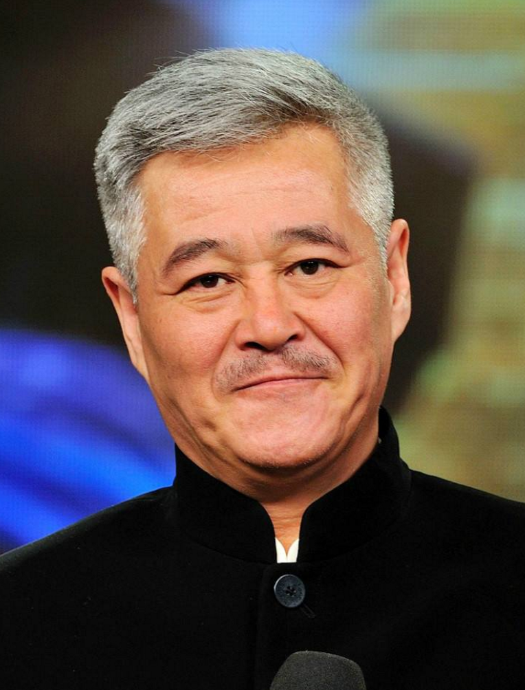 受毕福剑力捧成草根明星,如今毕福剑无人问津,而她却是央视一宝