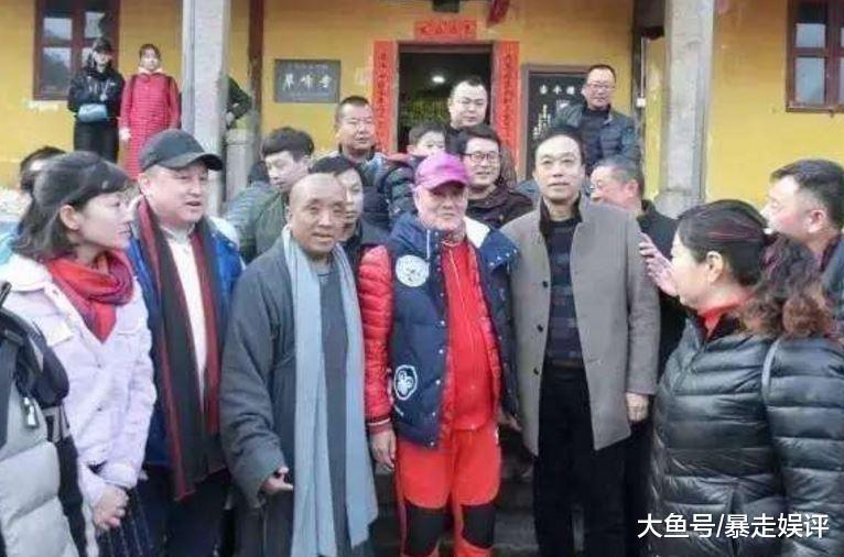同是拜佛赵本山前呼后拥 李天佑却像烤羊肉串 网友 姜是老的辣