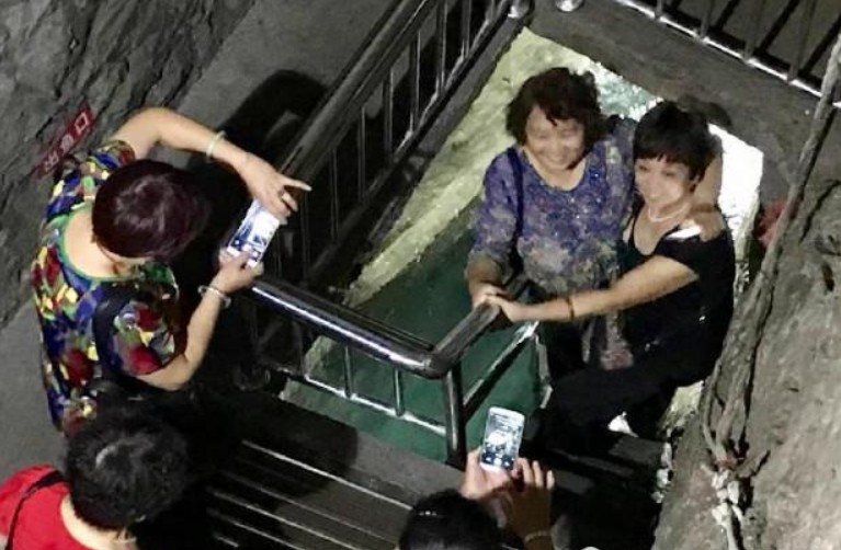 重庆巫溪，老人自家家里挖出神秘鱼泉，不断冒鱼