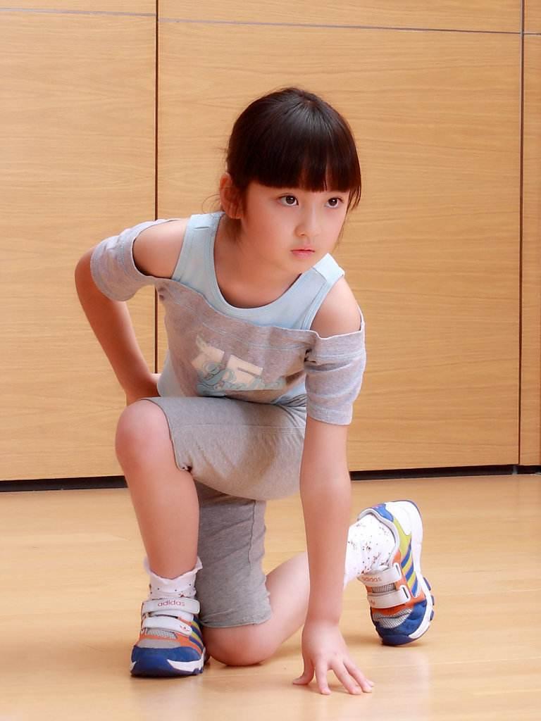 00后小女孩爱上80后大男孩: 萝莉爱大叔为何引争议?