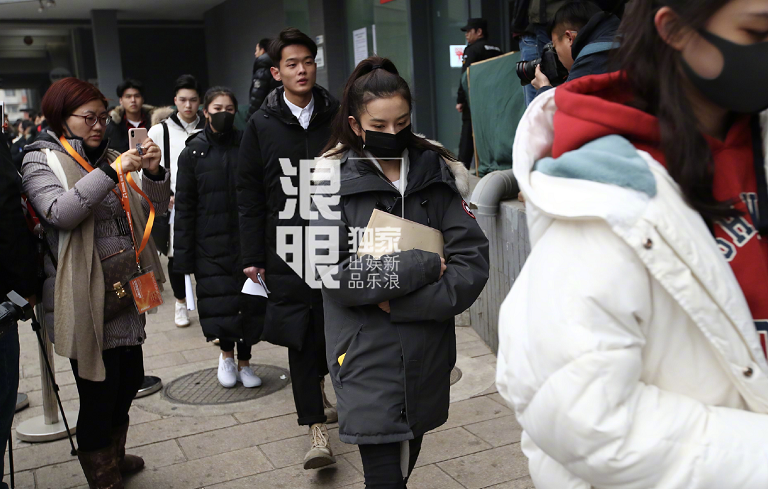 宋祖儿现身北电艺考，穿羽绒服，清爽又低调，人群中她最亮眼