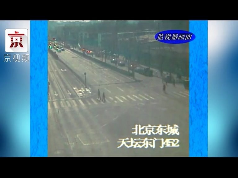 京视频  【违章停车飞来横祸 电动车与越野“亲密接触” 】近日，在北京市...