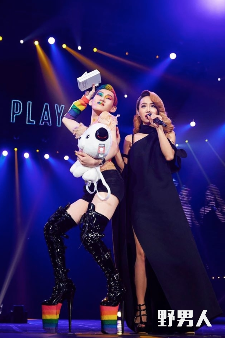 只用一块布却能穿出时尚态度,这点不得不服蔡依林