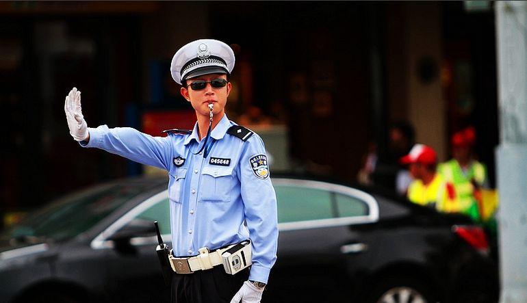 开豪车被交警查, 淡定的掏出了一