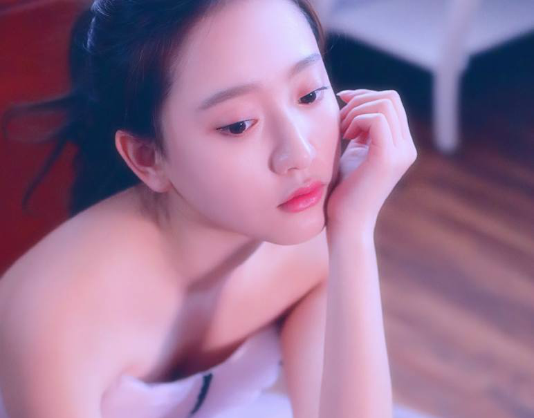 未成年少女的珍藏写真,抹胸纱裙穿在身上,看起来挺成熟的