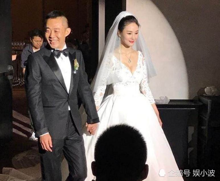 50岁侯勇三任妻子个个"颜值爆表",现任小他20岁!