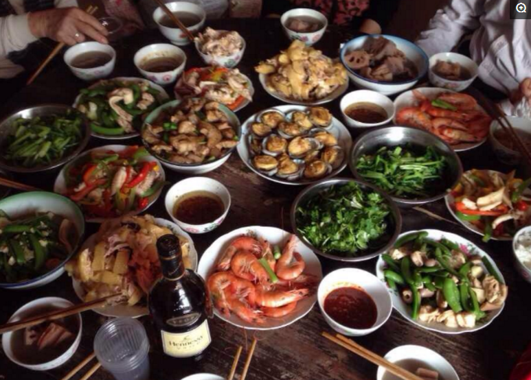 和尚与尼姑的新年团聚饭,大鱼大肉饮料齐全,网友评论