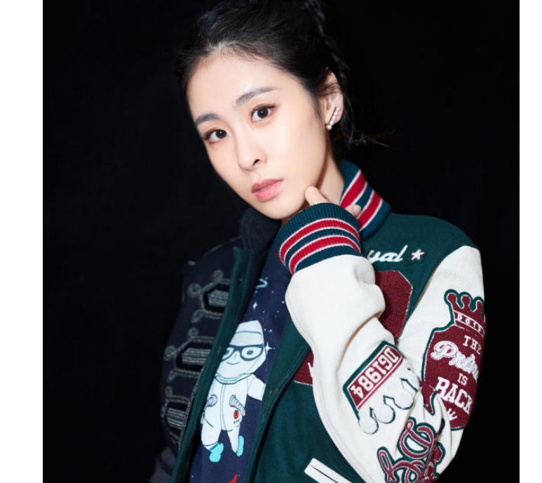 张碧晨混搭风现身活动,机车外套帅气有型,网友