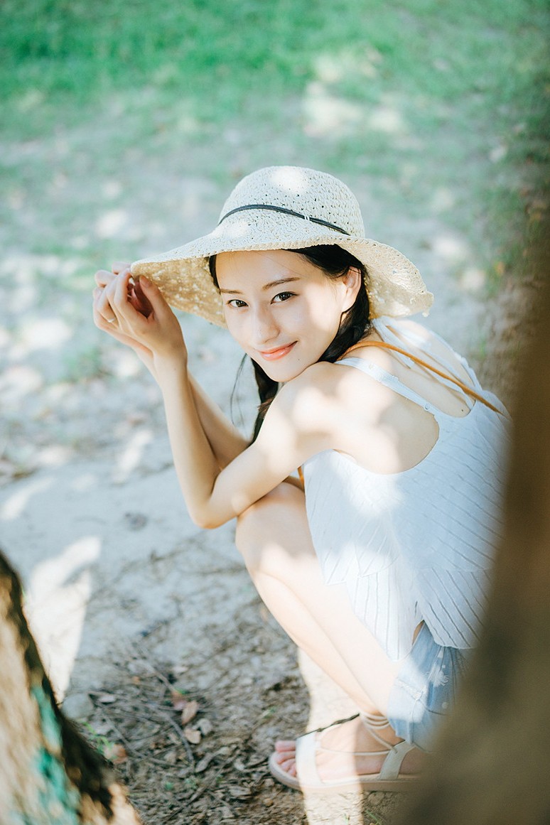 美女辫麻花a美女吊带热裤迷人写真带内裤美女带的图片