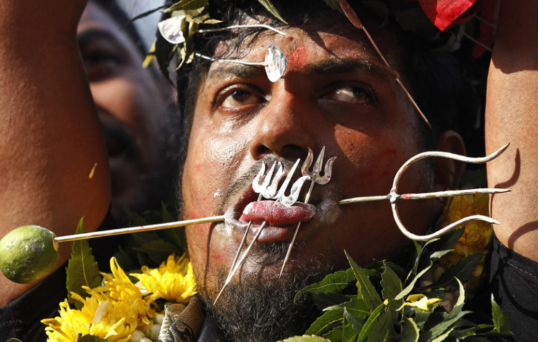 马来西亚印度教信徒庆祝大宝森节，看着都让人痛!