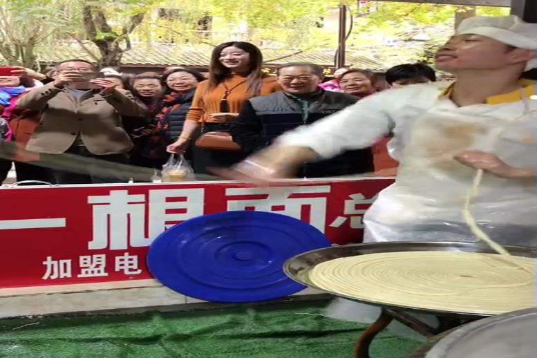 黄龙溪一根面,甩面网红小哥把美女逗笑了!够骚!