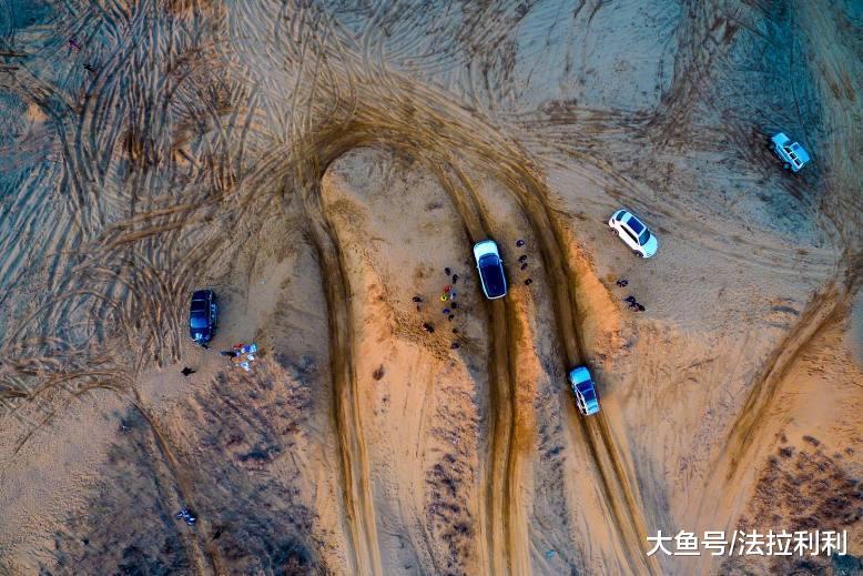 荒郊野外成赛车场, 顶级越野车齐聚, 这才是该玩的