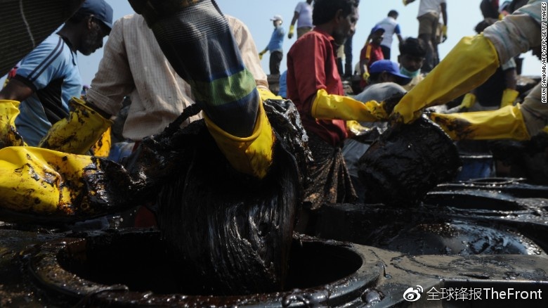 中国东海事故油船持续燃烧，或成26年来最严重海上漏油灾难