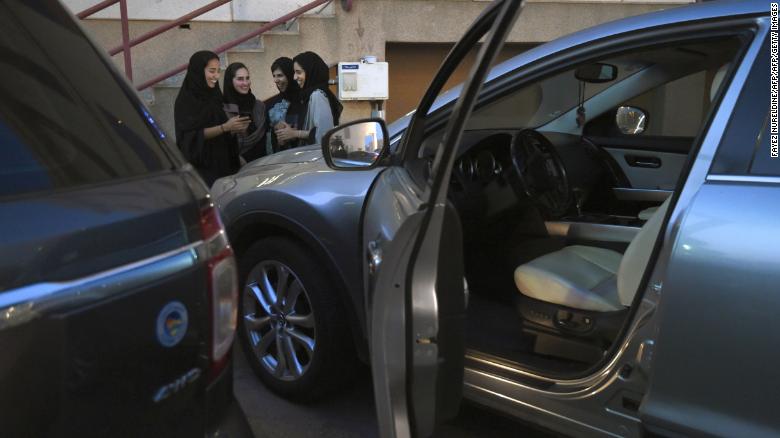 沙特出租车公司招1万名女司机,每月工资1.3万